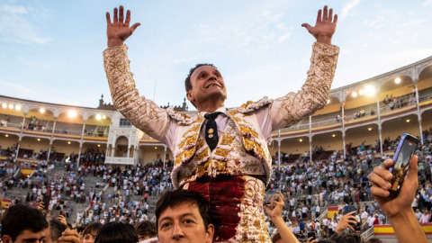 Madrid. Puerta Grande de Ferrera devant les Adolfo. Cornada de Paco Ureña