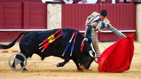 david-galvan-y-gines-marin-pasean-una-oreja-en-la-malagueta