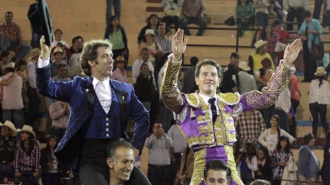 mendoza-et-saldivar-sur-les-epaules