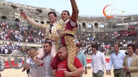 nimes-ponce-et-tonete-par-la-porte-des-consuls-indulto-dun-toro-de-cortes