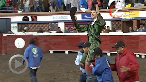 puerta-grande-de-roca-rey-lors-de-son-encerrona-a-quito