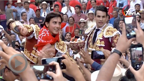 acho-escapulario-de-oro-pour-roca-rey-a-hombros-avec-manzanares