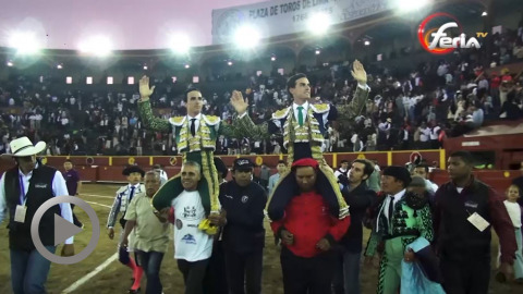 Acho. A hombros Fernando Adrián y Joaquín Galdós. Cornada de Galván