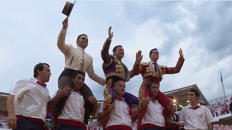 dax-rafaelillo-et-daniel-luque-a-hombros-avec-le-mayoral-de-pedraza