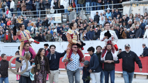 arles-de-justo-roca-rey-et-rufo-en-puerta-grande-face-a-de-bons-jandilla