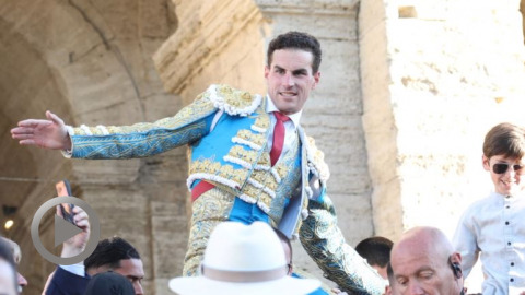 a-hombros-fernando-adrian-en-cloture-de-la-feria-darles