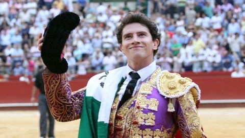 valencia-arturo-saldivar-a-hombros