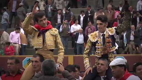 acho-talavante-et-adame-a-hombros