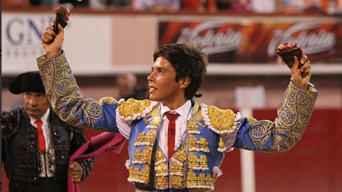 jose-maria-pastor-a-hombros