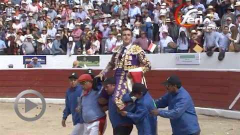 latacunga-el-fandi-a-hombros-oreille-pour-castella