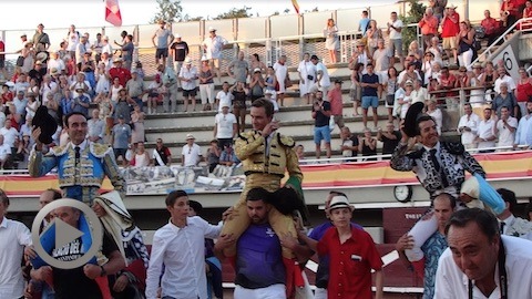 istres-triomphal-retour-du-fundi-a-hombros-avec-juan-bautista-et-enrique-ponce