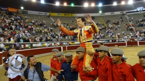 cali-guerrita-chico-a-hombros-en-el-60a-aniverversario-de-la-feria