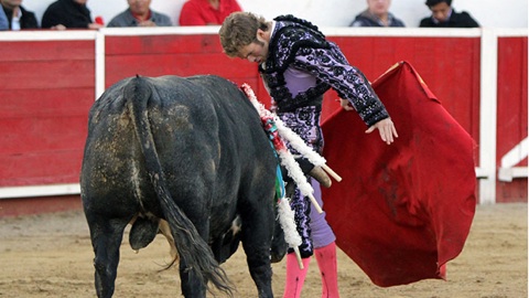 leon-el-payo-a-hombros