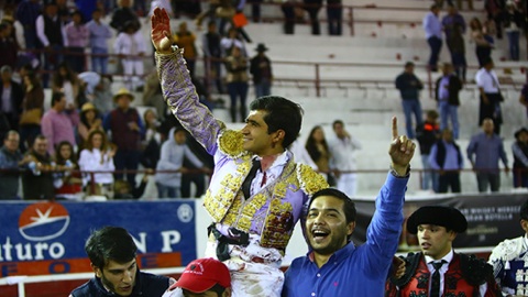 leon-joselito-adame-a-hombros