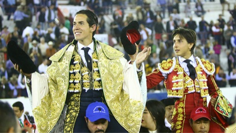 leon-roca-rey-et-silveti-a-hombros