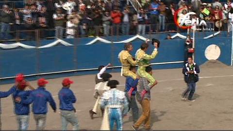 machachi-triomphe-sur-fond-bleu