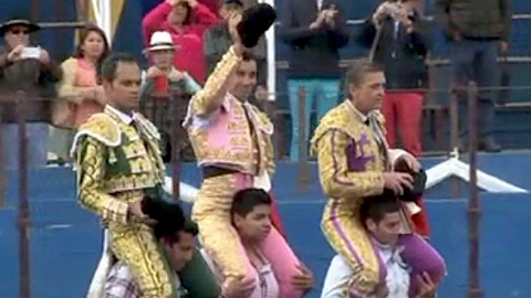 machachi-tous-a-hombros