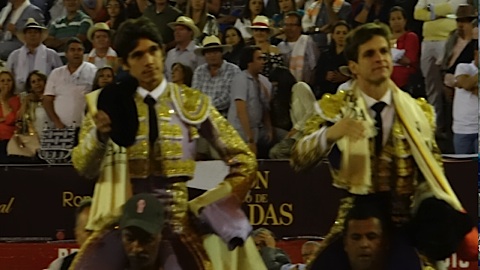el-juli-et-castella-a-hombros