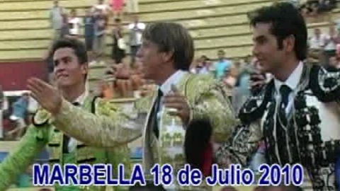 tous-sur-les-epaules-a-marbella