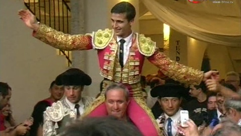 venegas-a-hombros-avec-les-casa-domecq