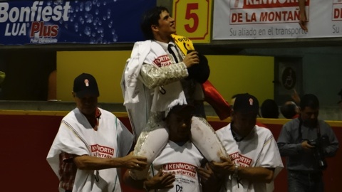 medellin-alberto-aguilar-a-hombros