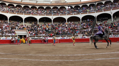 silveti-et-el-payo-a-hombros