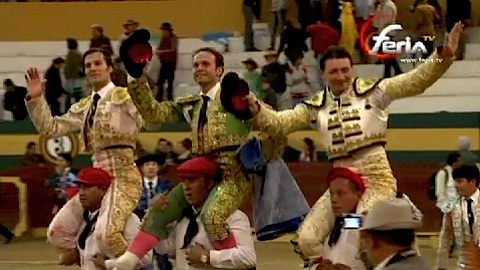 tous-a-hombros-a-riobamba