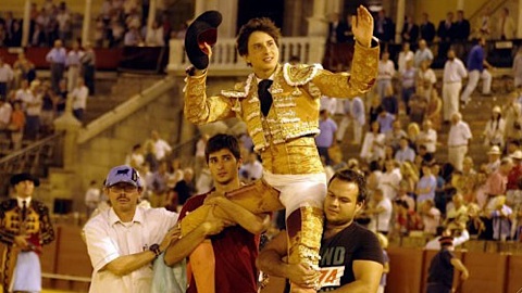 seville-roca-rey-a-hombros