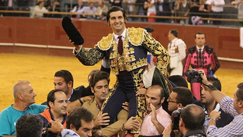 morante-a-hombros-faenon-du-juli