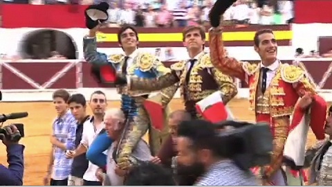 juli-perera-et-pepe-moral-a-hombros